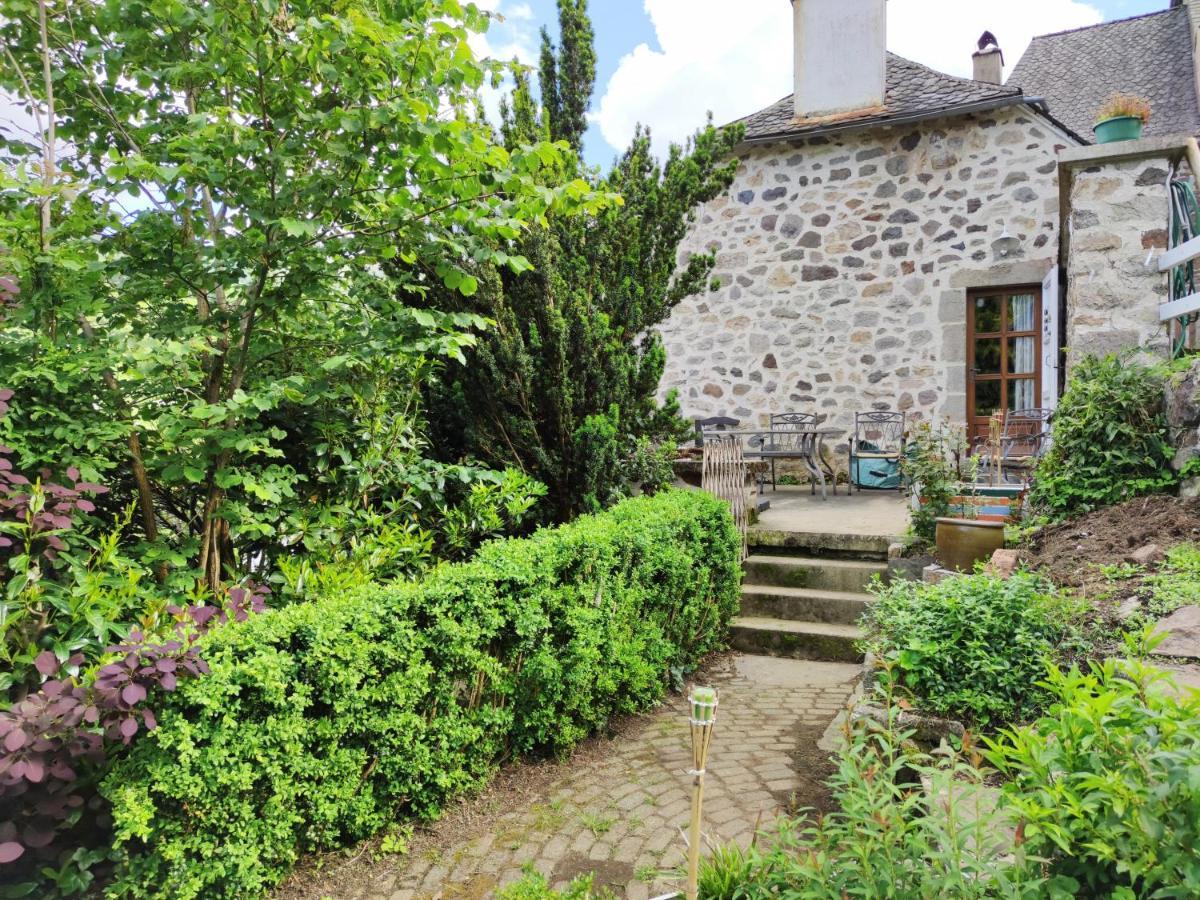 Maison Familiale Et Authentique Saint-Jacques-des-Blats Luaran gambar